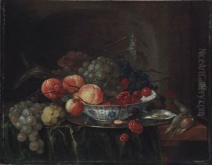 Kleines Fruchtestillleben in einem Porzellanteller