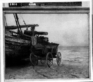 Vissersboot en wagen op het strand bij Scheveningen by Philip Sadee