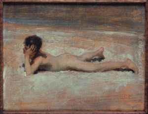 Ragazzo nudo sulla spiaggia