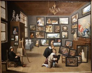 Schilderend in een schilderijencollectie Schilderend in een schilderijencollectie