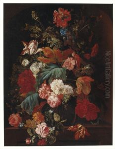 Bloemen in een glazen vaas op een stenen plint Bloemen in een glazen vaas op een stenen plint