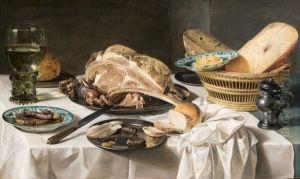 Stilleven met Kasseler rib, worstjes, oude kaas, brood tinnen tafelgoed en groot wijnglas