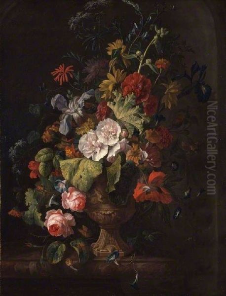 Een boeket met Stokroos, Rozen, Lissen, Dagschone en andere bloemen in een versierde vaas op een marmeren blad in een nis - view 1