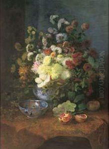 Vase De Fleurs, Coupe En Porcelaine Et Grenade Sur Un Chale Indien
