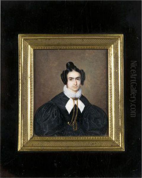Femme En Robe Noire A Manches Gigot, Courte Echarpe Creme A Damier Blanc Croisee Sous Une Ruche De Dentelle Et Grande Chaine En Sautoir A Fermoir Orne D'un Camee - view 1