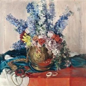 Stillleben Mit Blumen In Messingvase Und Schmuckstucken