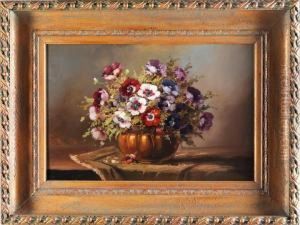 Blumenstilleben Mit Anemonen In Einergebauchten Kupfervase Auf Grunem Tischtuch