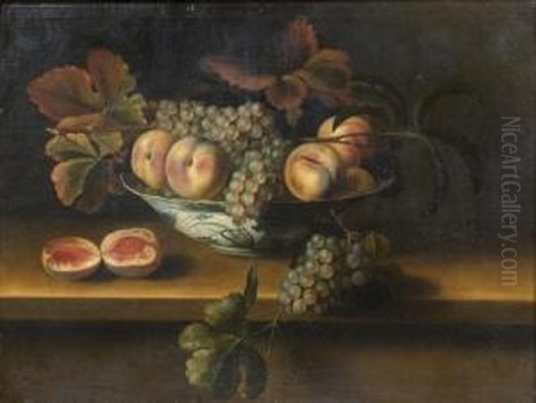 Corbeille De Fruits Et De Raisins Sur Un Entablement - view 1