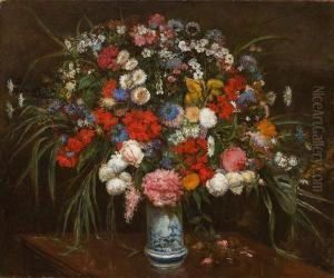 Bouquet De Fleurs Dans Un Vase En Faience.