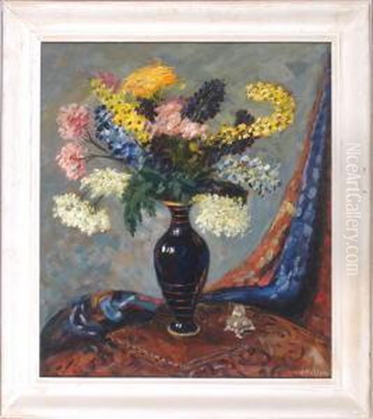 Bunter Blumenstraus In Dunkler Balustervase Auf Einer Draperie Vor Neutralem Hintergrund - view 1