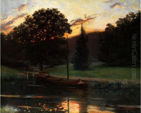 Kahn In Ruhigem Kanalwasser Vor Baumlandschaft Bei Sonnenuntergang - view 1