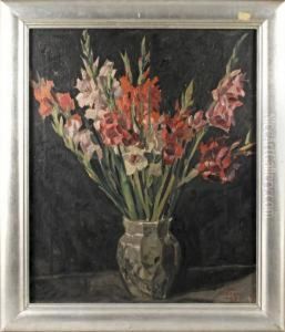 Gladiolenstillleben In Glasvase Vor Dunklem Grund